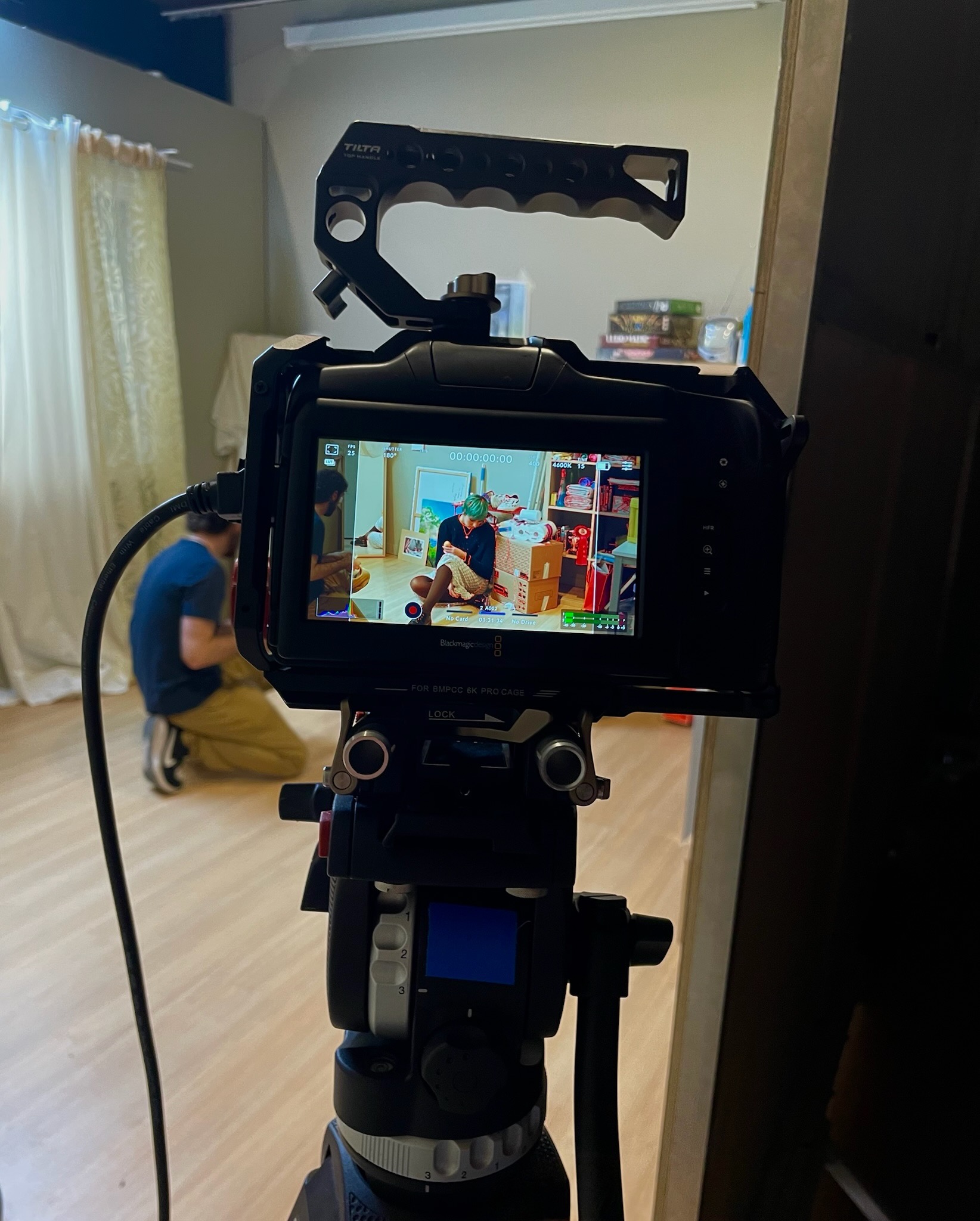 Monitor de cámara Blackmagic mostrando una escena en rodaje