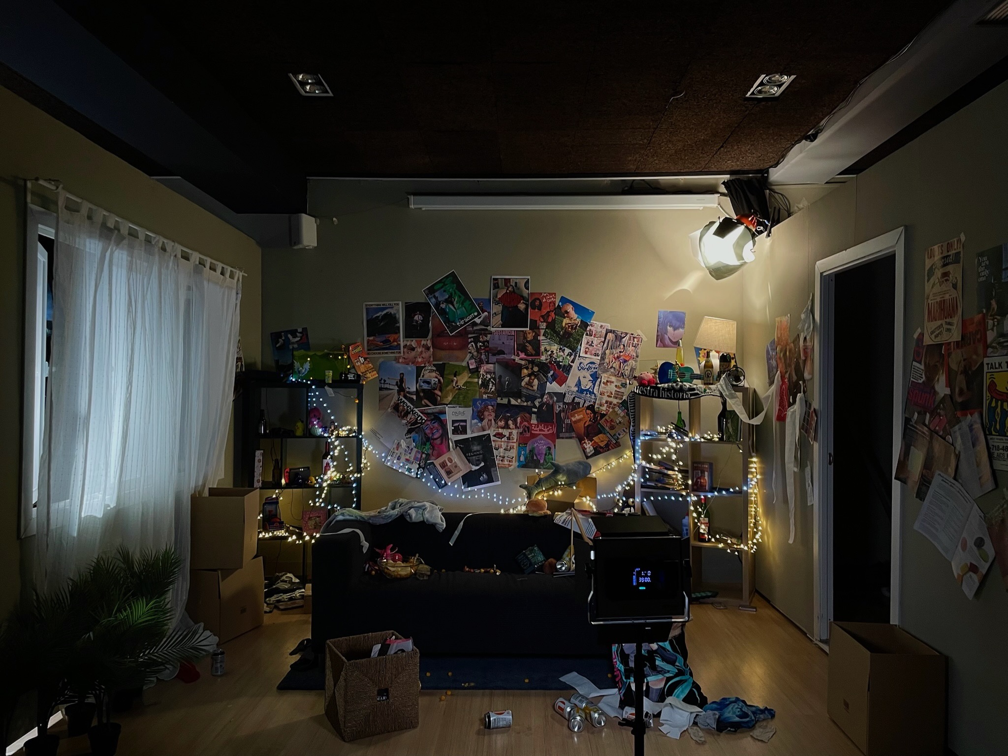 Set decorado con luces y equipo de filmación