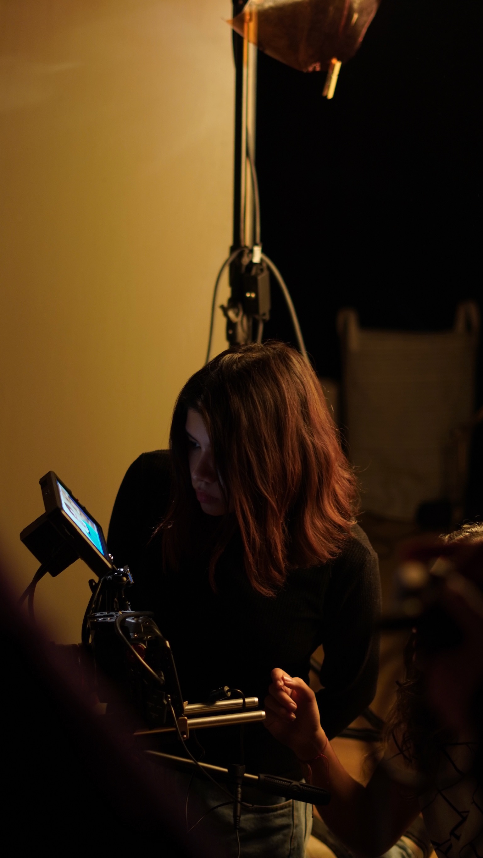 Directora revisando tomas en monitor