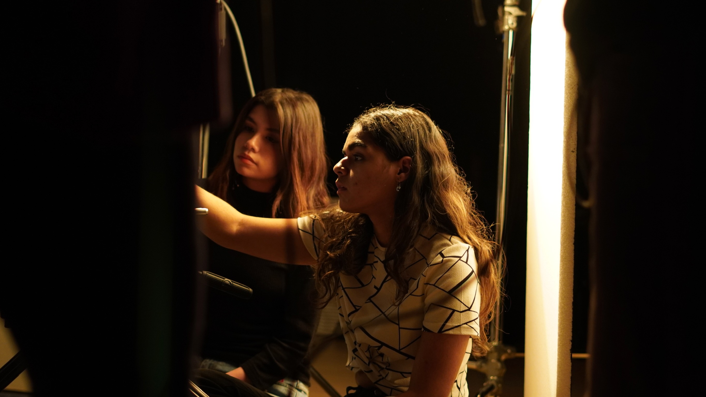Equipo trabajando con iluminación en set